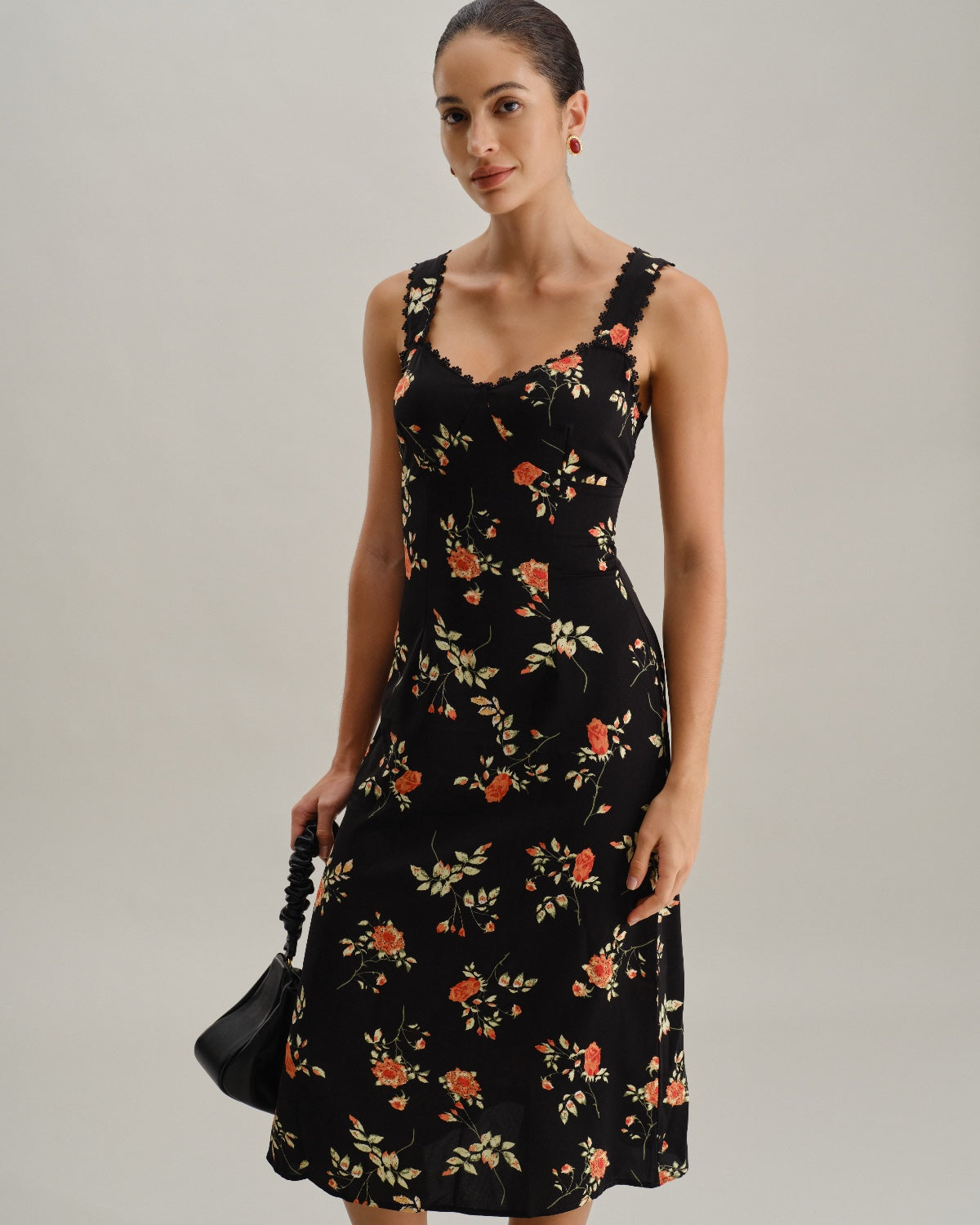 LOTTE | Svart, blomstrete maxikjole med midje