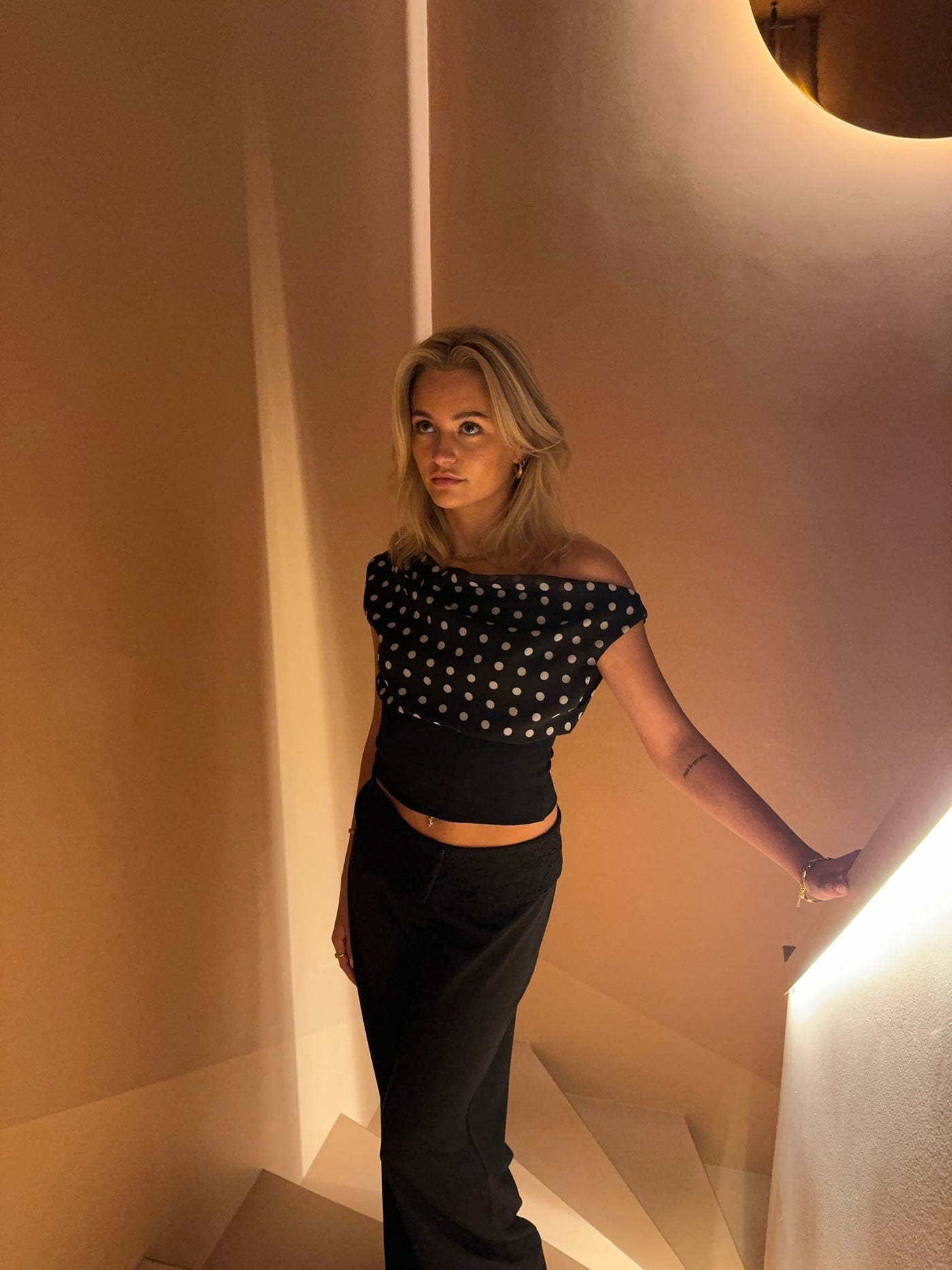KLIA | Kimmie prikkete topp - Svart/hvit