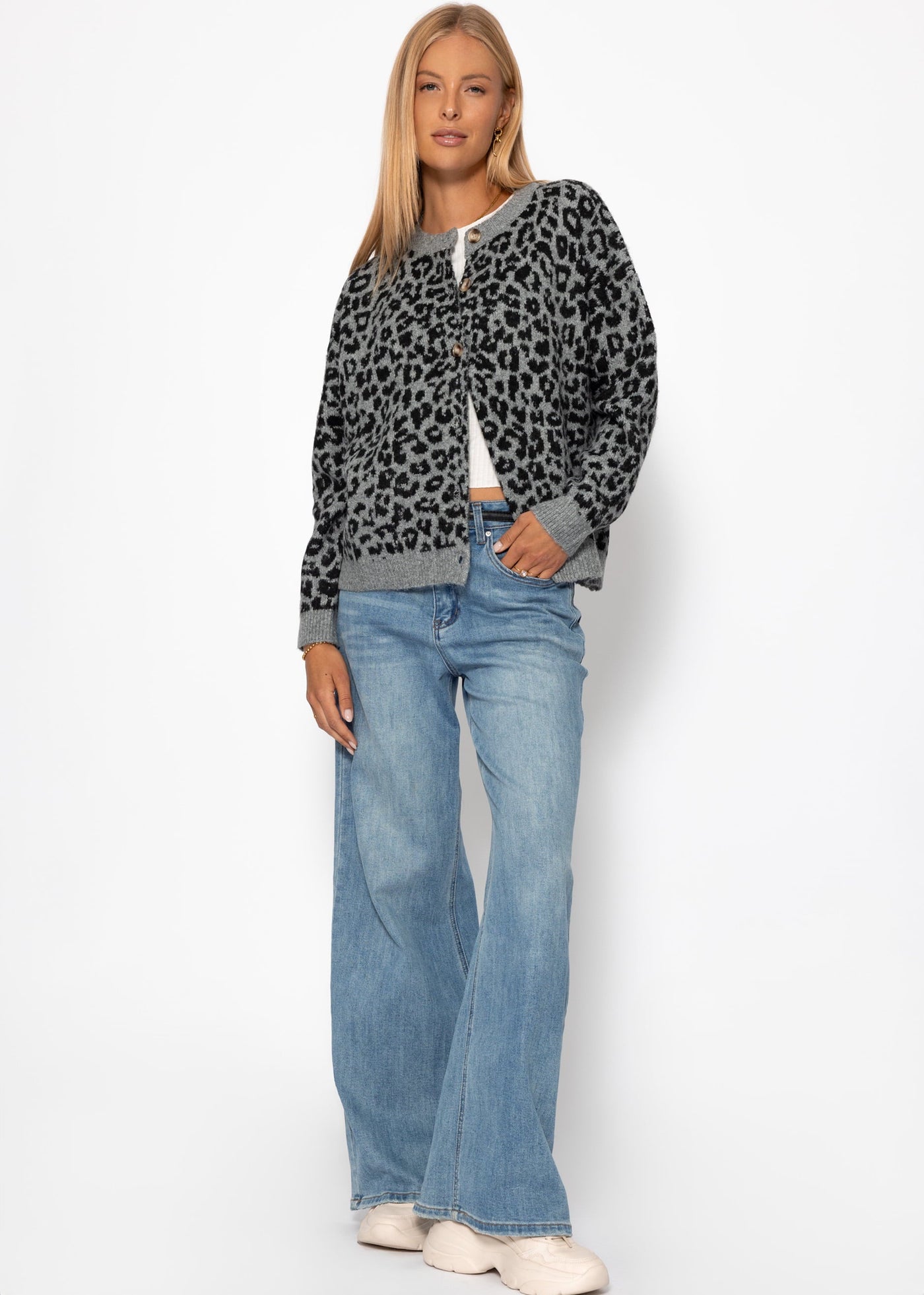 Leo | gemusterte Strickjacke – grau